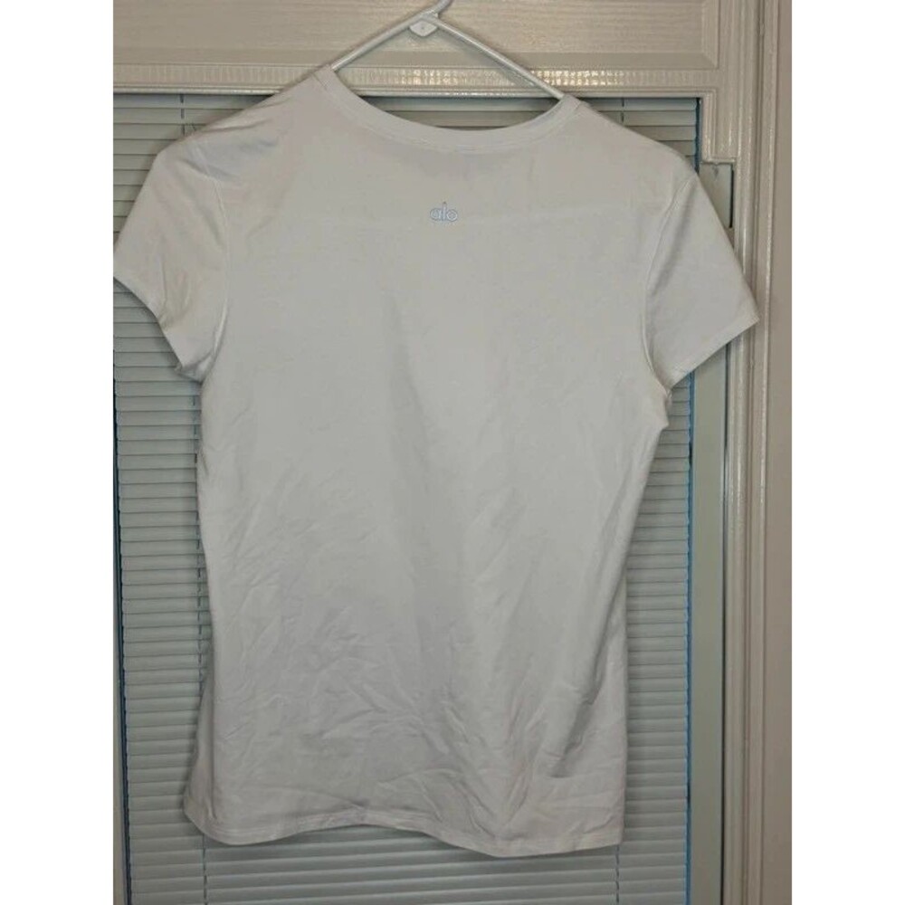 Alo Yoga White Short Sleeve Fitted Crewneck Tee – approx. 18” pit to pit